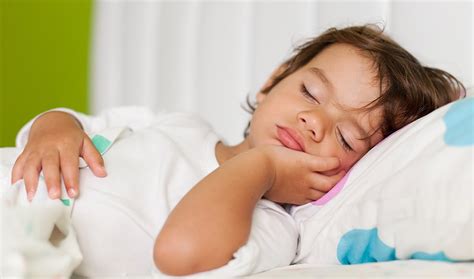 ¿a qué edad los niños deben comenzar a dormir solos