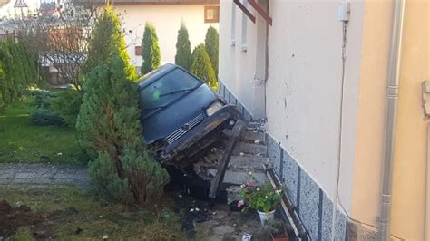 След превишена скорост 18 годишен „паркира” в двора на къща в Смолян btv Новините