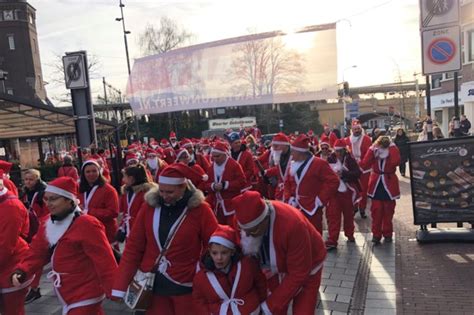 kerstmannen lopen voor goed doel door roermond en weert de limburger