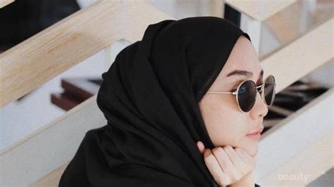 Inspirasi Mix And Match Style Hijab Dengan Kacamata Ala Selebgram