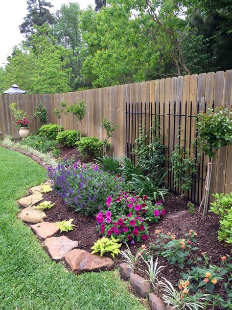18 backyard landscaping ideas along fence 2023