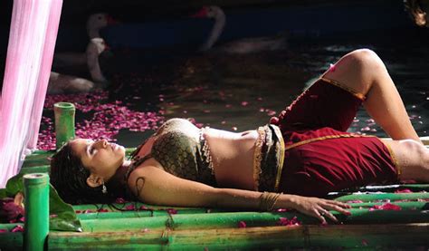 South Indian Movie Actress Sheena Shahabadi Hot Navel Photos