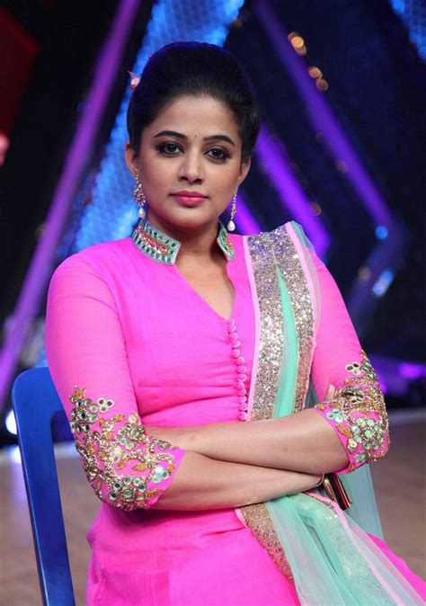 priyamani hot looking new pictures and photos download
