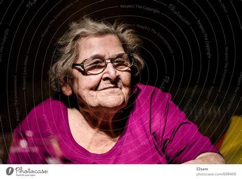 Porträt Einer Glücklichen Alten Frau Ein Lizenzfreies Stock Foto Von