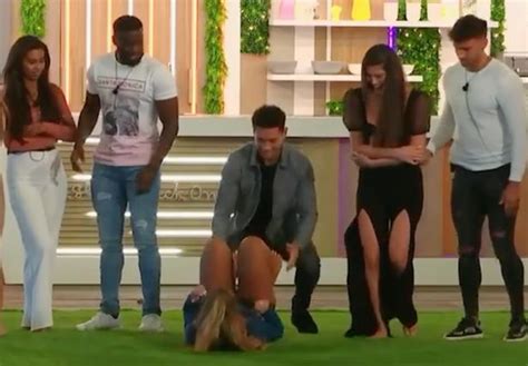 Love Island S Shaughna Calls For Medic As She Tries Out