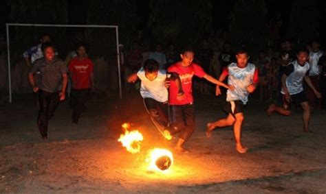 Rasakan Kebersamaan Dan Keseruan Bermain Sepak Bola Api