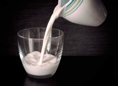 Gambar Menuangkan Susu Dari Gelas Susu Dituangkan Ke Dalam Gelas