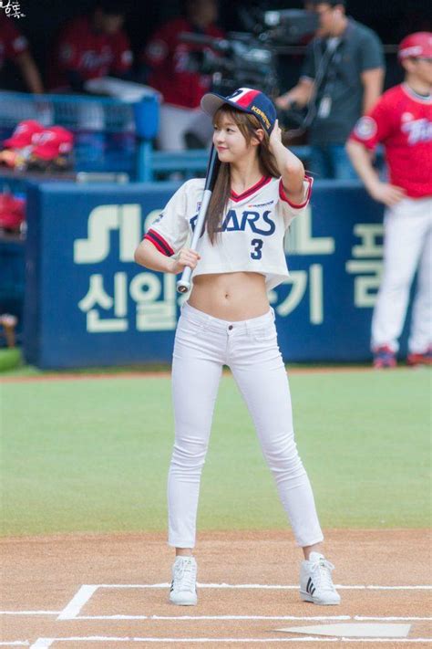 This Is Why Fans Love It When Idols Pitch At Baseball
