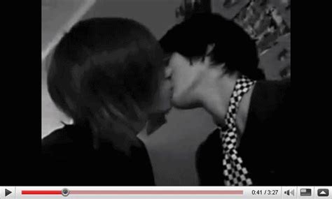 or are emo guys kissing just really sexy