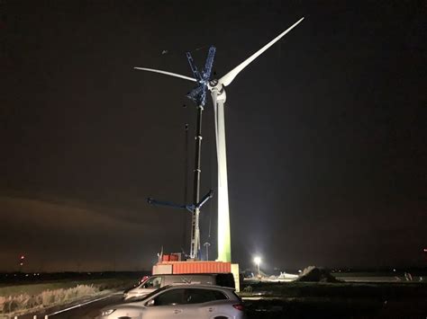 windmolen  opgebouwd samen voor de wind