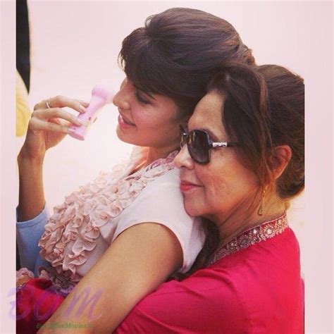 Jacqueline Fernandez With Her Mother Picture Bollywood
