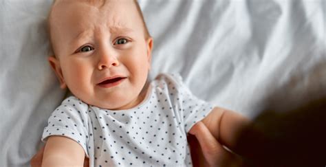 الحوادث المؤسفة تحدث، ولكن ما الذي عليك فعله عند سقوط الطفل الرضيع من