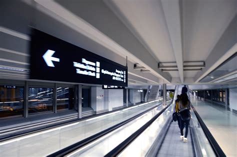 gambar bangunan bandara kereta bawah tanah mengangkut transportasi umum terminal bandara