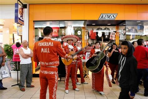 mall owners entice hispanic shoppers wsj