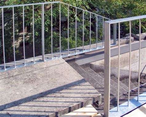 dachterrasse mit gelaender und holzrost  gelaender