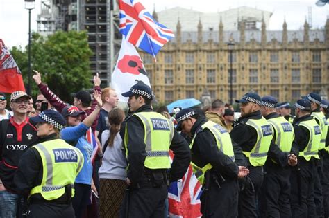 standoff  parliament square  pro  anti brexit protesters metro news