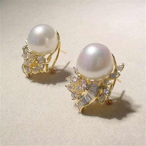 Luxurious South Sea Pearl And Diamond Earrings 18 Kt Yellow Gold From