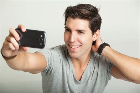 scientists link selfies to narcissism addiction and mental illness afterthelevels