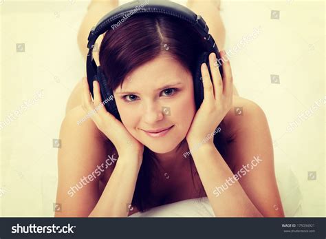 Sexy Topless Girl Laying Bed Listening Foto Stok 175034921 Shutterstock