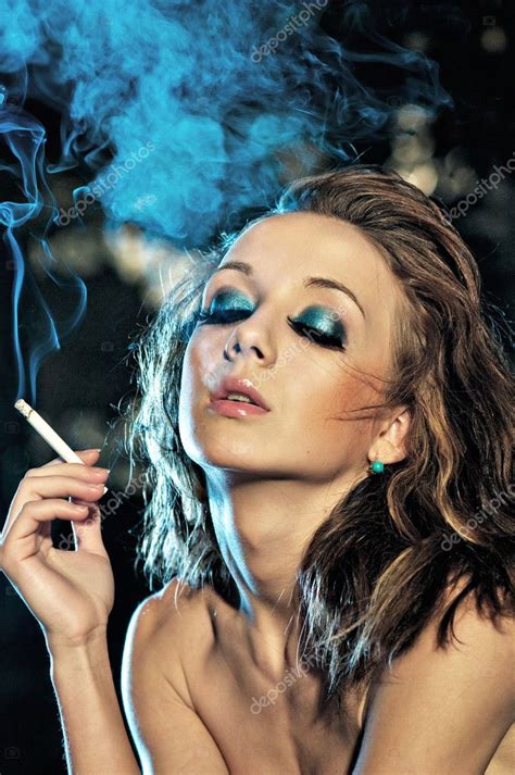 Sexy Mädchen Zigarette Rauchen Der Nacht Club Stockfotografie