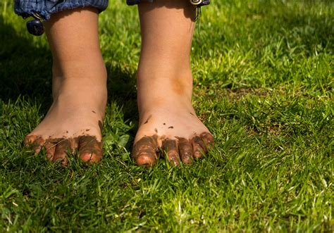 muddy children feet copyright  photo   vorel libreshot