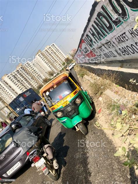 인도에서 위험한 운전의 이미지 트랙터 뉴 델리에서 바쁜 도로 교통 아래로 잘못된 방법 사진을 운전 인도 는 자동 인력거 툭툭