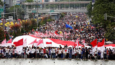 tens of thousands march in indonesia to support first christian governor after ‘blasphemy