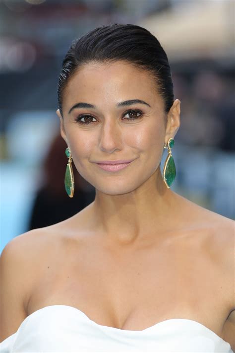 emmanuelle chriqui upskirt at entourage premiere 03 celebrity