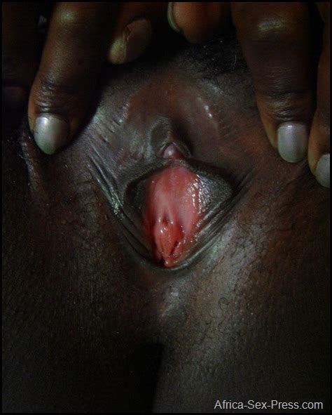 african girl showing her dark clit and pinky pussy africa sex press