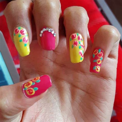 25 flower nail designs to make your nails shine