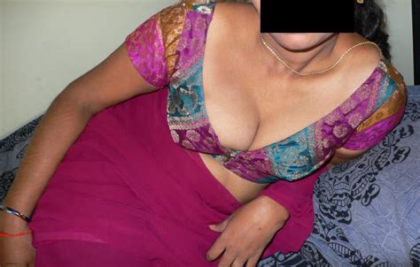 bihari aunty boobs pop out of blouse