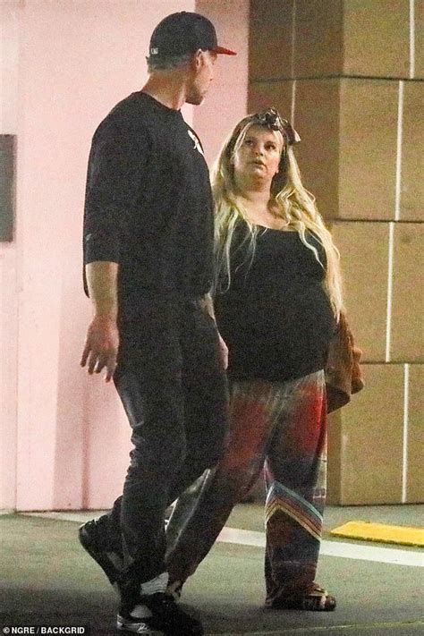 Jessica Simpson Steps Out After Difficult Third Pregnancy Daily Mail