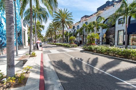 rodeo drive  beverly hills  luxurious shopping hub  los angeles  guides