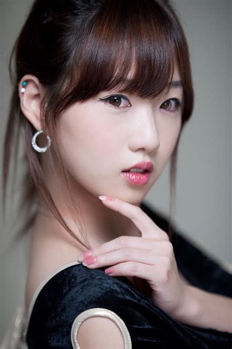 Stunning Cleavage Sexy And Cute Korean Model So Yeon