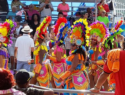 carnaval op curacao parade kijken eiland meisje