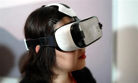 Samsung S New Virtual Reality Headset Works With The Galaxy S6 Engadget