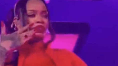 watch rihanna grabs her crotch and smells her fingers during super bowl