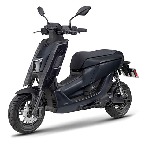 yamaha launches  electric scooter  battery swapping technology automacha
