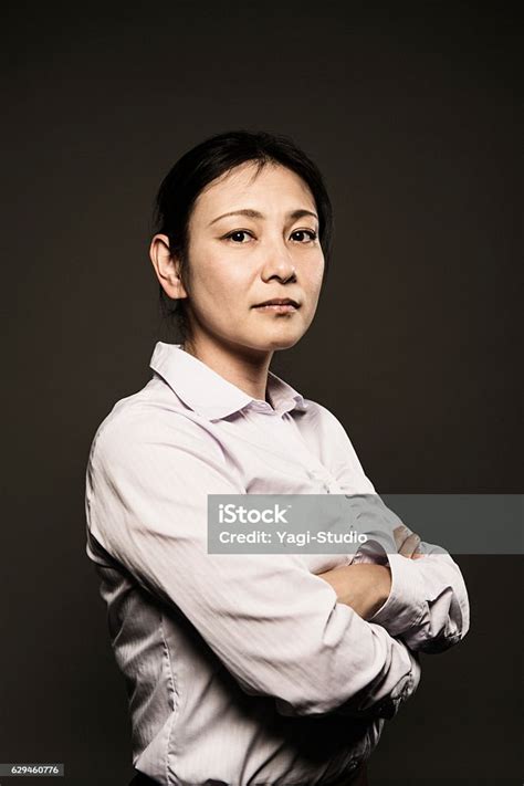 portrait of a mature adult japanese woman 30 34歳のストックフォトや画像を多数ご用意