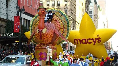 macy s thanksgiving day parade floats 2017 power rangers charlie brown