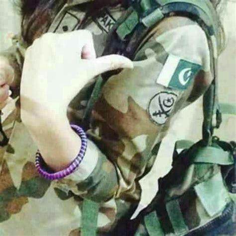Pin By Amna On Girl S Dpz Army Couple Army Couple Pictures Army Pics