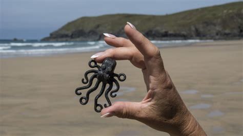 The Cornish Beaches Where Lego Keeps Washing Up Bbc News