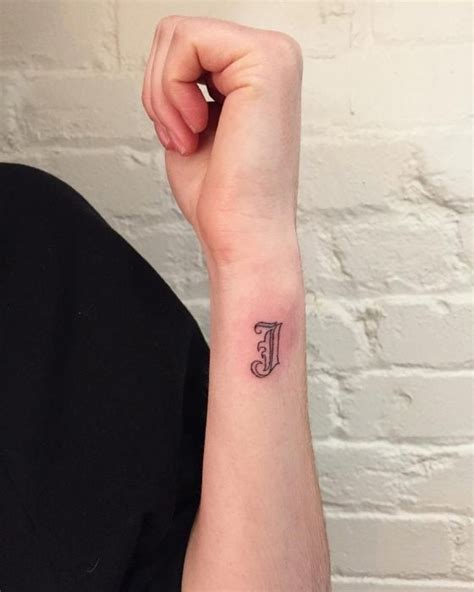 15 Tatuajes De Iniciales Para Demostrarle Cuanto Lo Amas