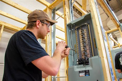 electrician construction  maintenance apprenticeship program niagara college