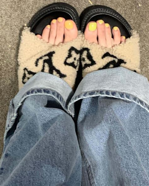 Na Yeon Ims Feet
