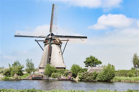 kinderdijk windmills  holland  travel bite