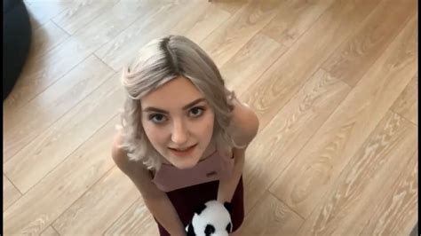 👄 Eva Elfie Distracts A Guy With A Lip Service Youtube
