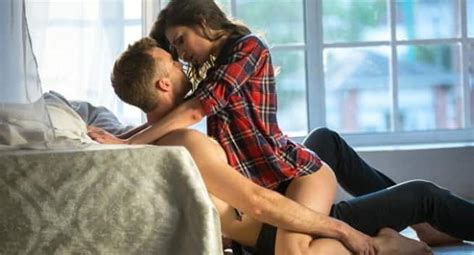 6 things guys want girls to do while kissing