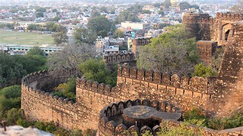 jhansi fort fort history architecture visiting time  tourism