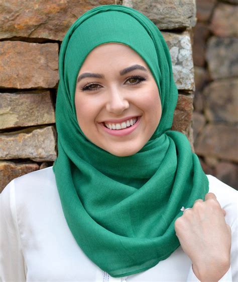 tips padupadan hijab warna hijau  memberi kesan